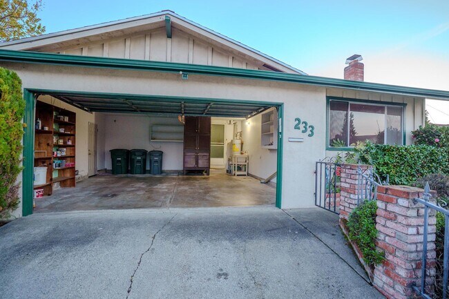 Building Photo - Single-Story Vallejo 3BR on HUGE Lot! 4-Car Parking, Covered Patio & 15 Min to Napa!