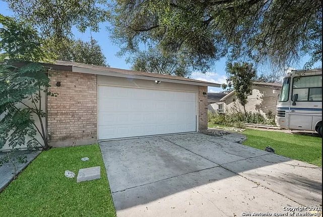 Front Garage - 7816 Sarepto