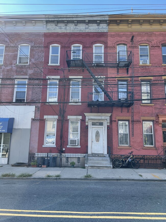 Building Photo - 931 Summit Ave
