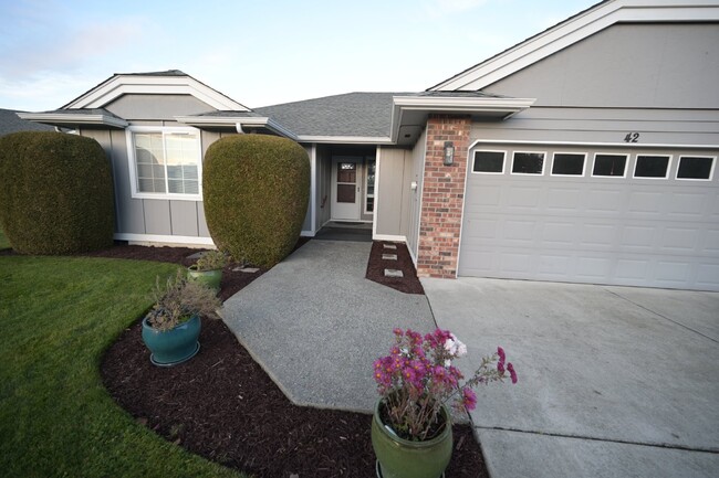 Building Photo - Charming 2 Bed, 2 Bath Condo in Sequim, WA