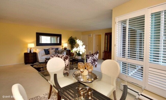 Dining and living area - 934 Peninsula Ave