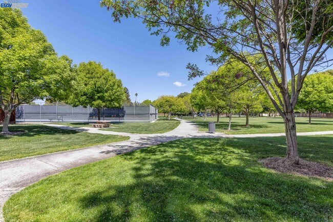 Building Photo - 4014 Rockingham Dr