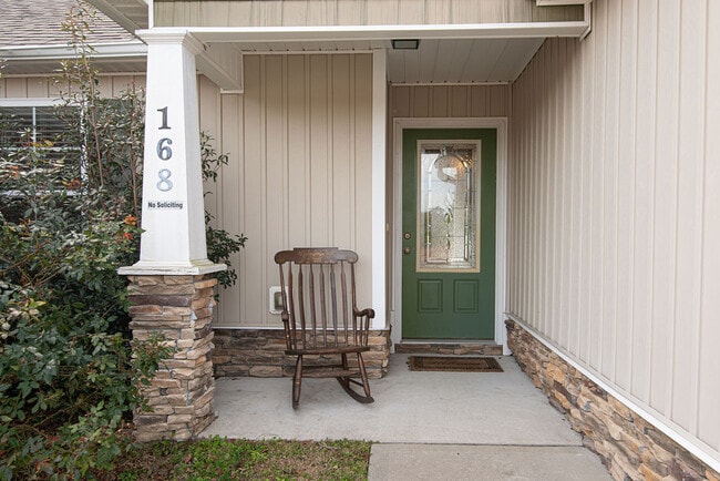 Foto del edificio - 168 Pine Hollow Rd