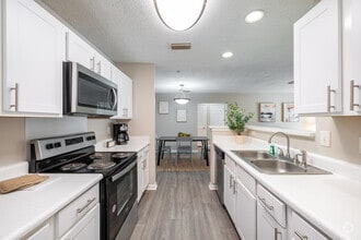 2BD/2BA Kitchen - Cottage Hill Farms