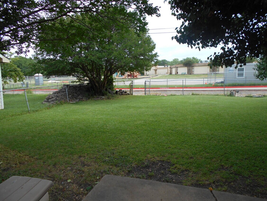 Foto del edificio - 1801 Meadowcrest Dr
