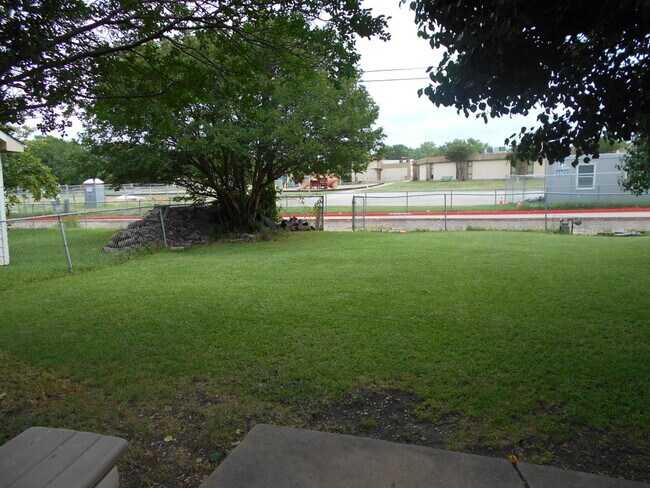 Photo - 1801 Meadowcrest Dr House