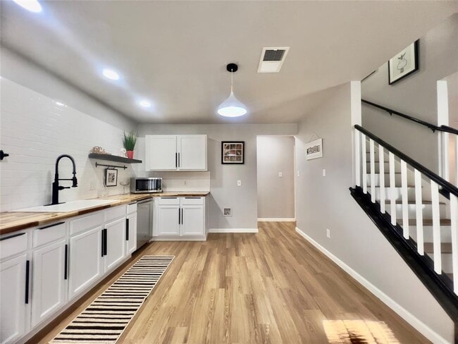 Foto del edificio - 2411 Glen Field Dr