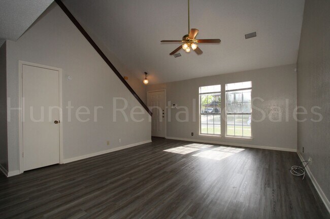 Building Photo - Two Story Dream!