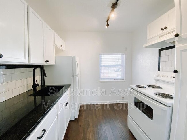 Building Photo - 1722 N Lindsay Ave