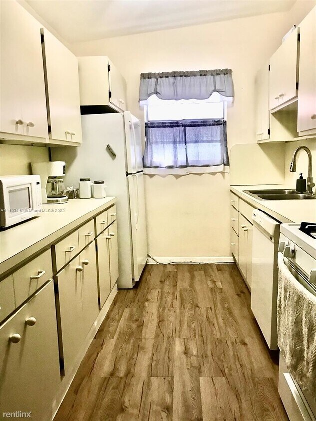 Foto principal - 3 br, 2 bath House - 1560 NE 42nd St