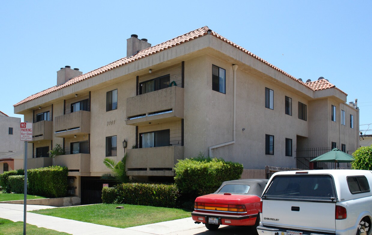 Building Photo - 3747 Kelton Ave