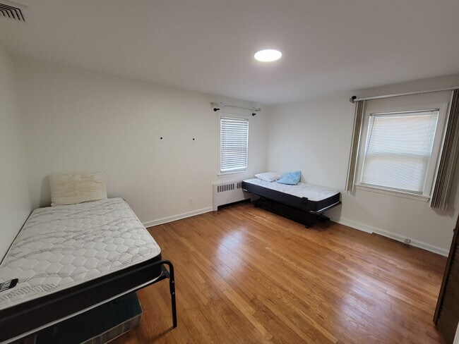 Building Photo - 4 bedroom house in Hillside NJ