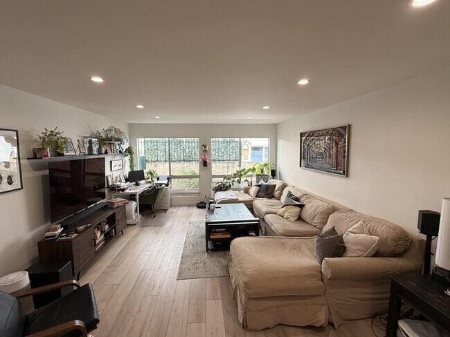 Foto del edificio - 2318 Fox Hills Dr