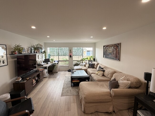 Building Photo - 2318 Fox Hills Dr