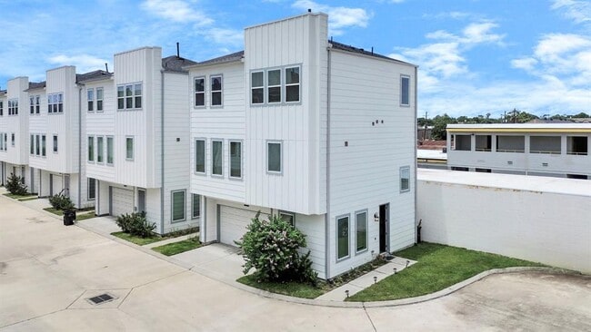 Building Photo - 1743 Cove Cres Ct