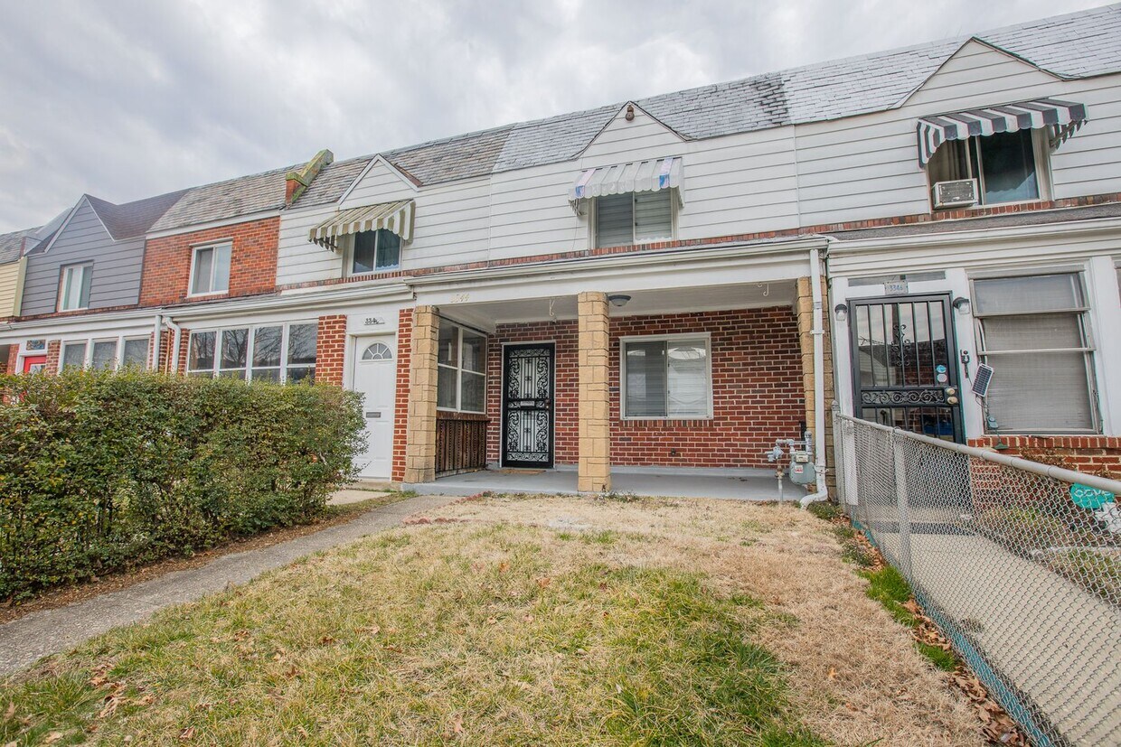 Primary Photo - Lovely 2 BR/1 BA Townhome in River Terrace!
