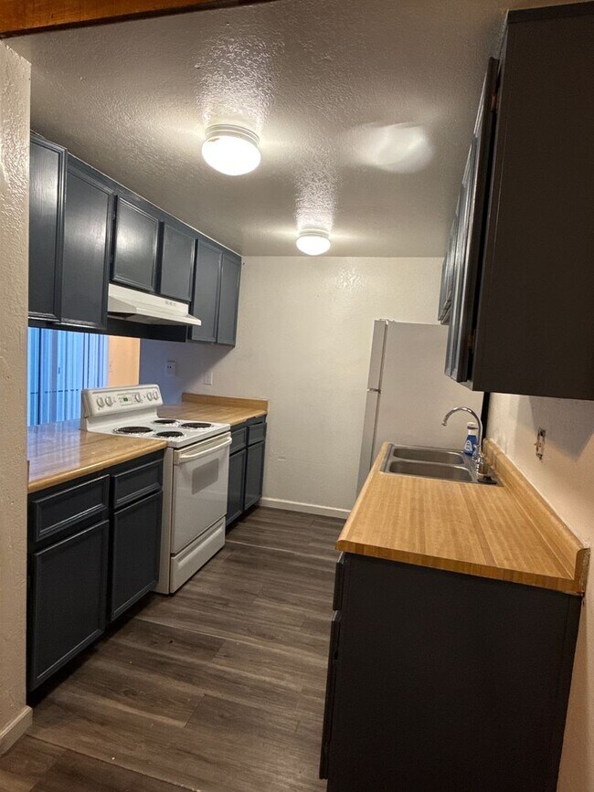 Foto del edificio - 7232-7234 Kelley Dr