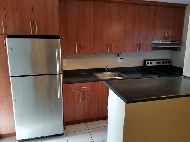 kitchen - 4081 N Dixie Hwy