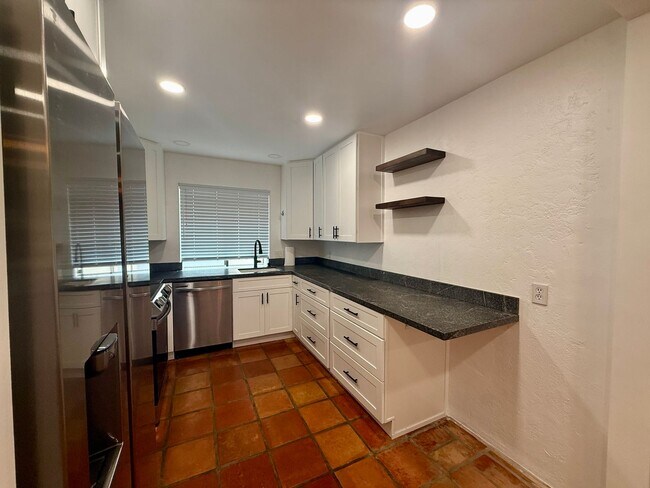 Foto del edificio - Beautiful 3 bedroom (2 bed + den/office) t...