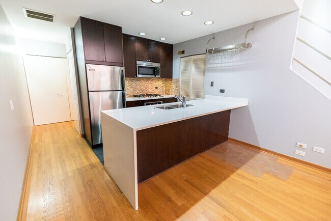 Foto del edificio - 1100 W Cornelia Ave