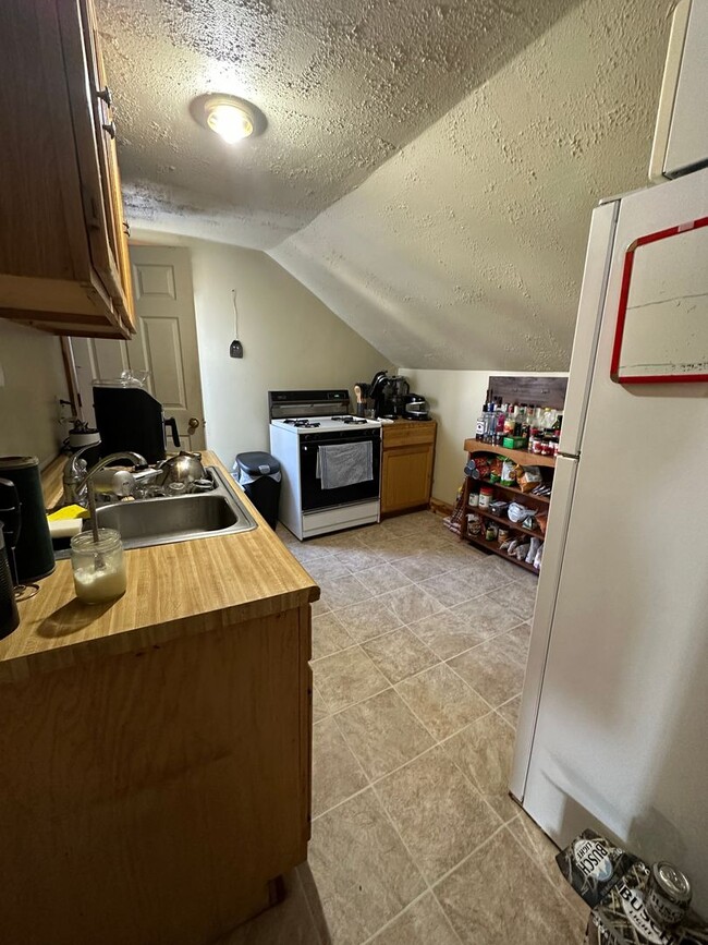 Building Photo - Two Bedroom Apartment Near UWL