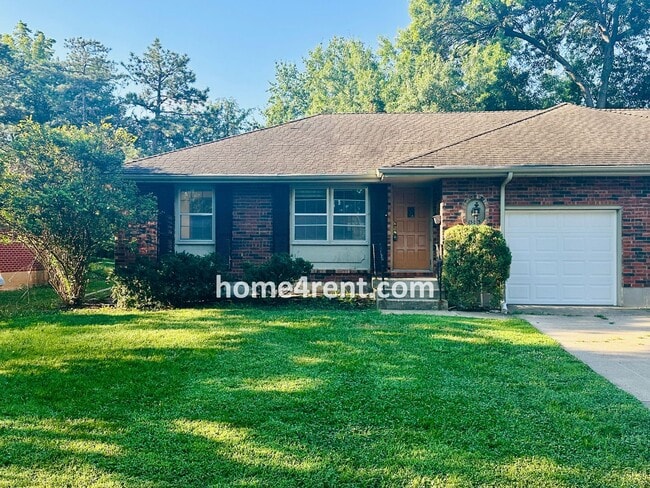 Building Photo - Charming Duplex Style Home with New Paint, Updated Floors, Finished Basement and a Quiet Back Patio!