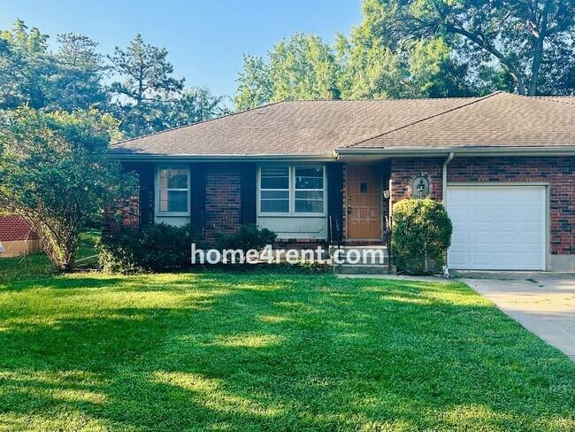 Foto del edificio - Charming Duplex Style Home with New Paint, Updated Floors, Finished Basement and a Quiet Back Patio!