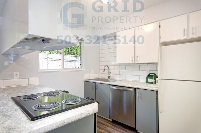 Building Photo - Modern Two Bedroom Apartment Available in Mt. Tabor