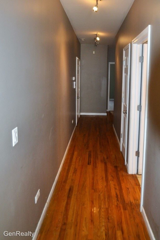 Building Photo - 2 br, 1 bath House - 5836 S Calumet Ave #1S