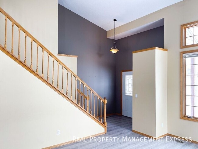 Building Photo - 4 Bedroom 3.5 Bathroom Single Family Townh...