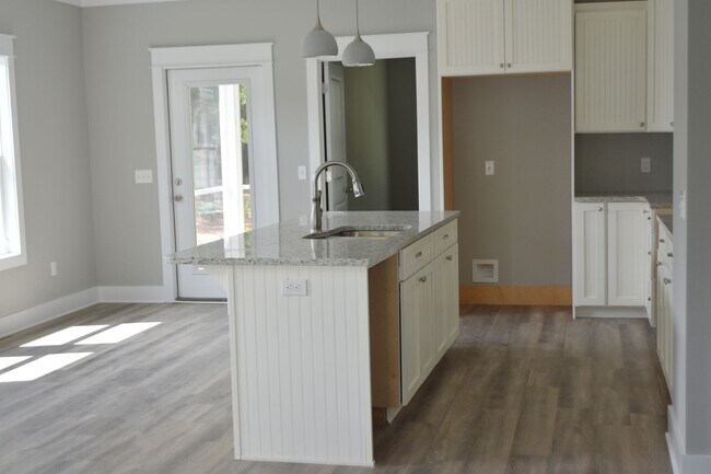 Foto del edificio - Brand New 3 Bedroom 2 Bath Custom Craftsman Available Mid September