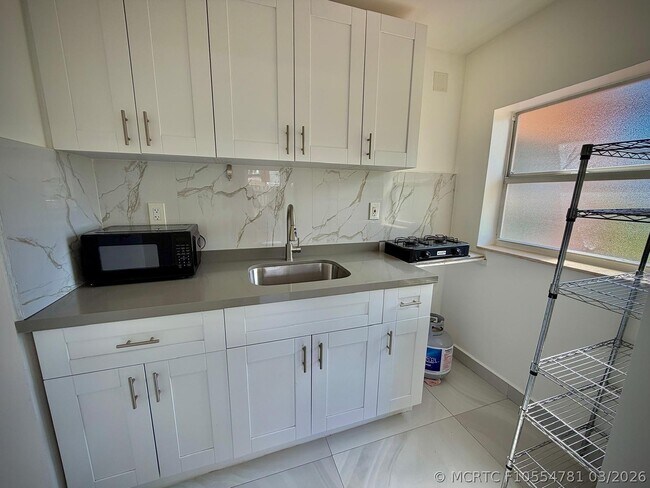 Foto del edificio - 707 NE 15th St