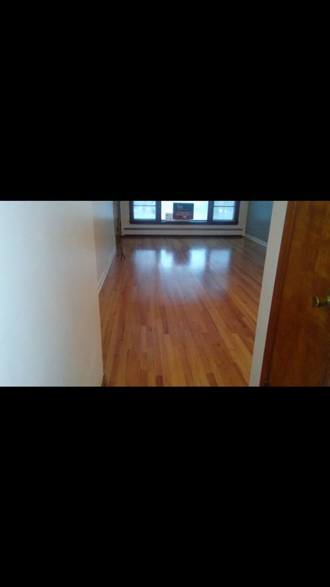 Building Photo - 6033 W Lawrence Ave