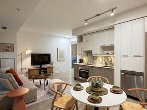 Building Photo - 199 Richmond St W