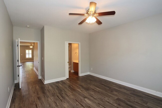 Foto del edificio - Charming 2 bedroom plus Bonus and Waterfront Amenities in Oak Ridge!