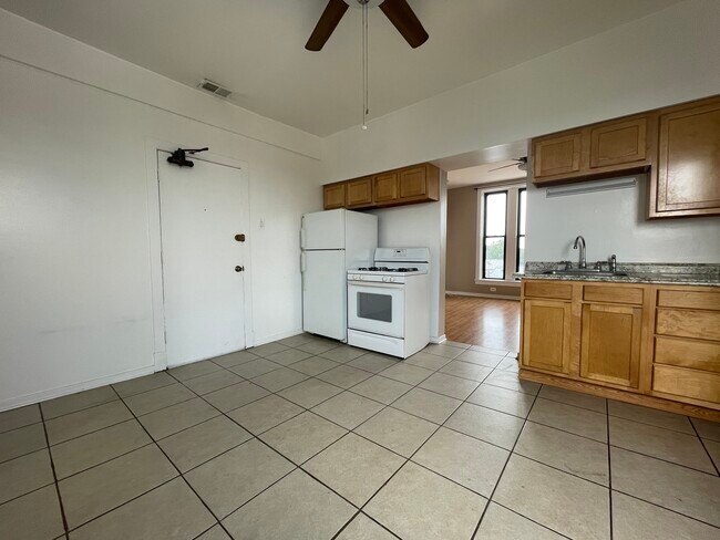 Building Photo - 2418 N Clybourn Ave