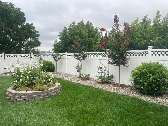 Building Photo - Custom Executive 4bd/3bath home on 2 acres...