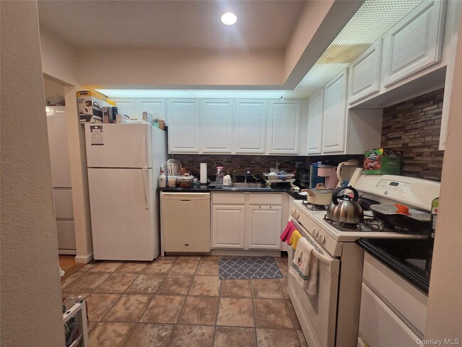 Foto del edificio - 206-14 Emily Rd