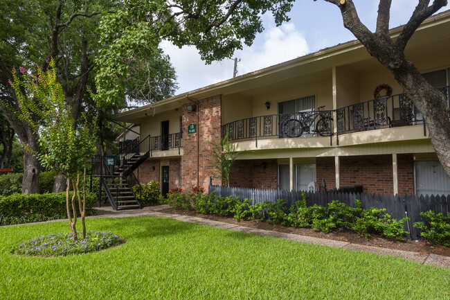 Building Photo - Colony Oaks