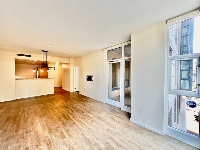 Foto del edificio - Newly Remodeled 2B/2BA condo w/ Reserved P...