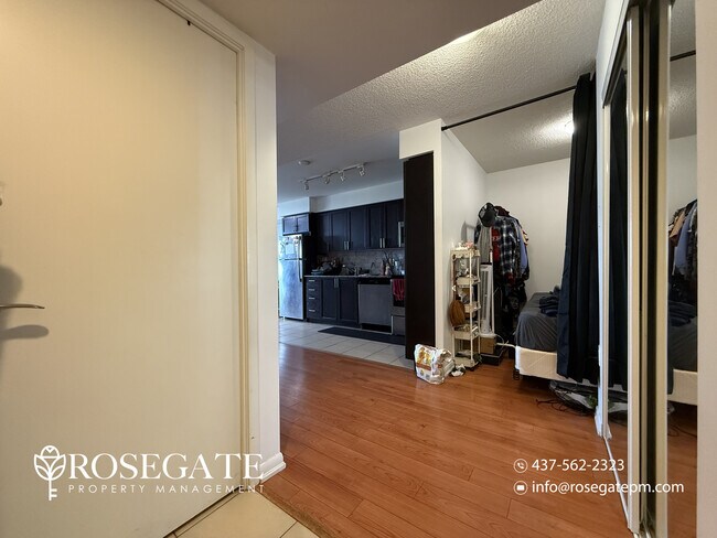 Photo du bâtiment - Pet-Friendly 1 Bedroom + Den Corner Condo with Parking & Locker – North York