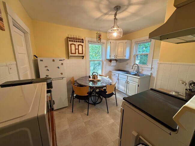 Foto del edificio - 2 Bed / 1 Bath Main Floor Apartment for Rent – Great Cincinnati Location!