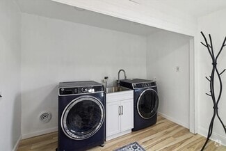 Building Photo - 5242 Cedarhurst Dr