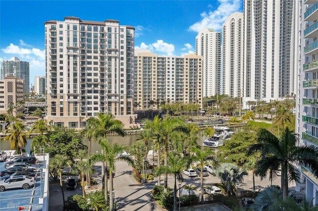 Foto del edificio - 100 Bayview Dr