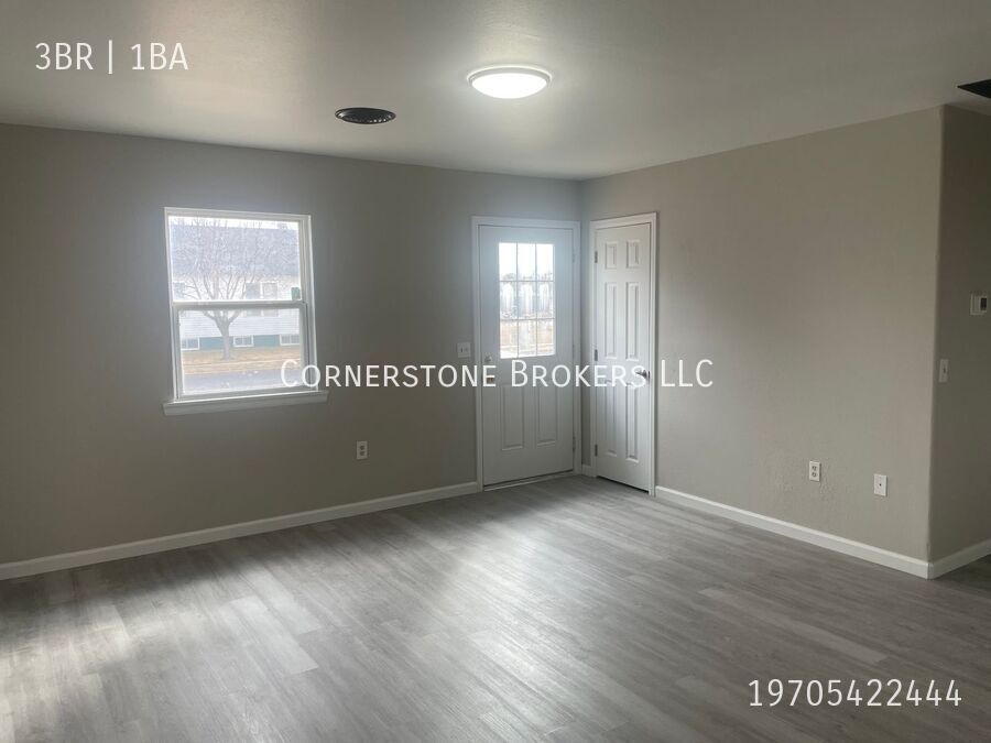 Foto principal - Fully remodeled, three bedroom apartment