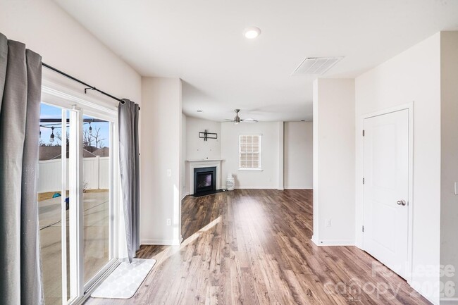 Building Photo - 7411 Foxgate Cir