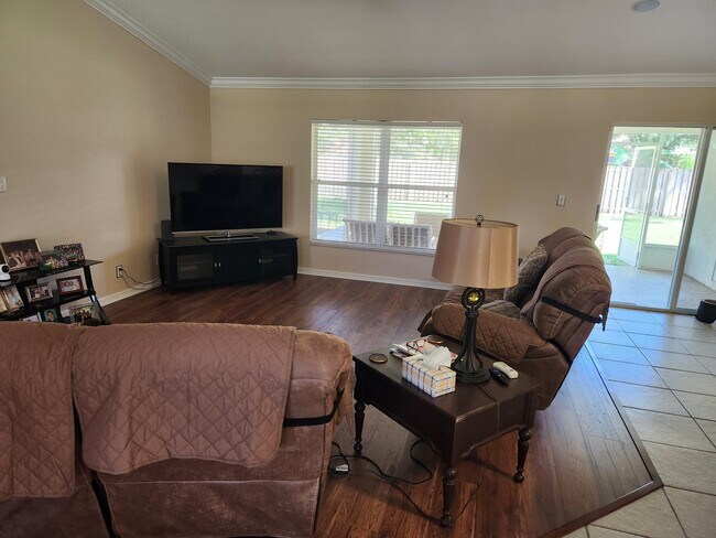 Building Photo - 2412 SE Alfonso Ave