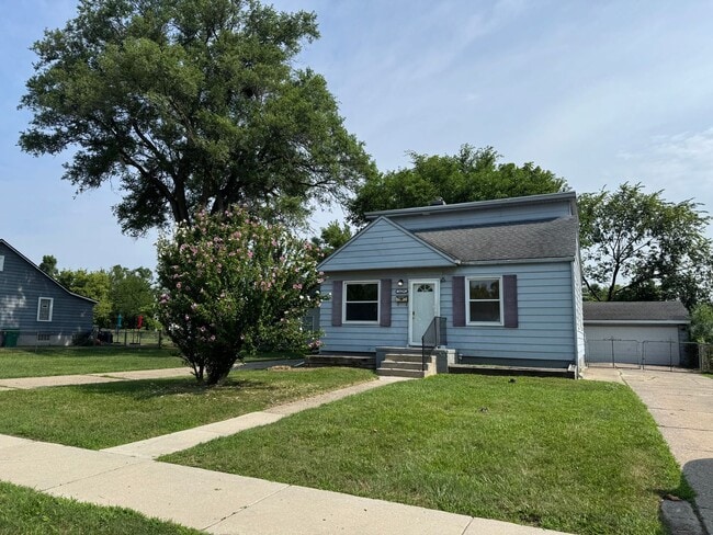 Building Photo - Gorgeous 3 bed 2 bath Eastpointe bungalow ...