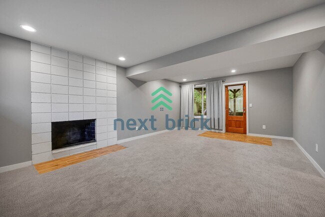 Foto del edificio - Welcome to this beautifully located 4-bedroom, 2-bath