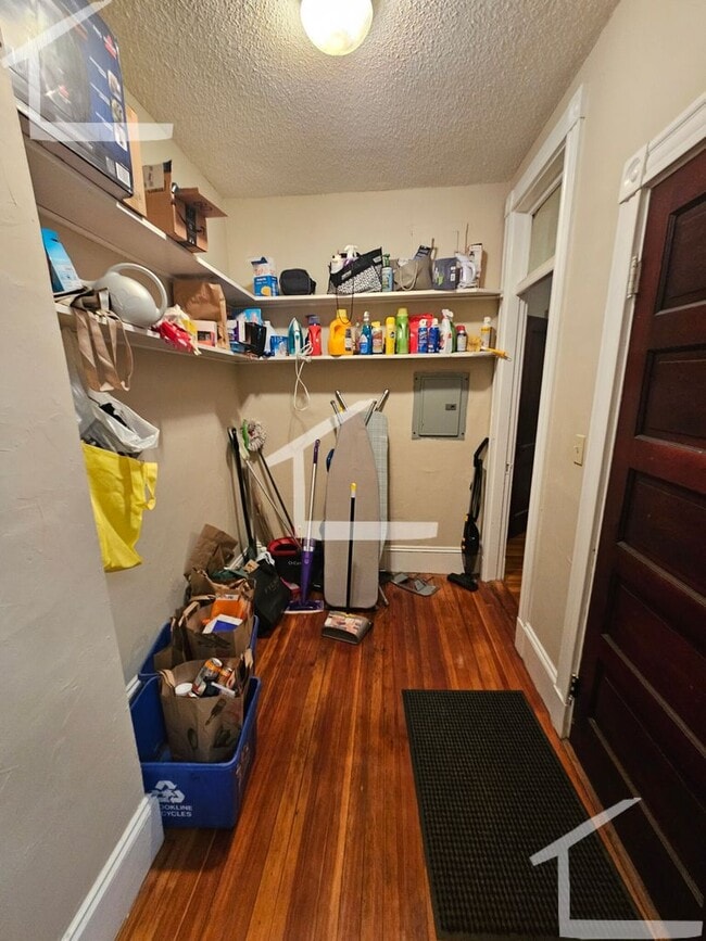 Building Photo - 3 Bedroom
